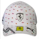Gorra Ferrari enmallada blanca