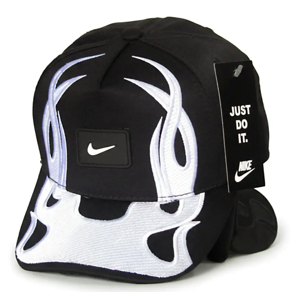 Gorra Nike Antifluido Negra Llamas blancas