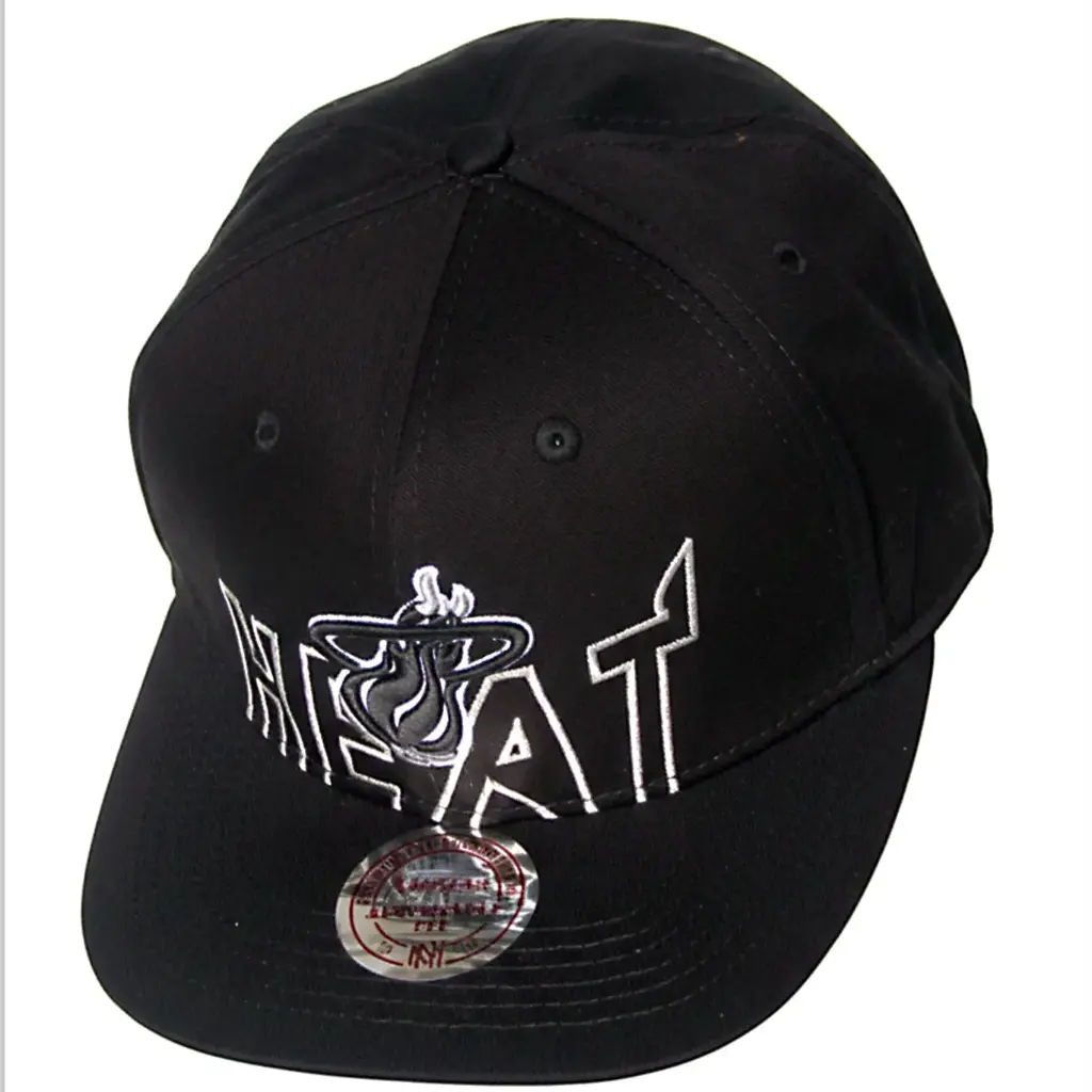Gorra Mitchell y Ness Bordada "Heat" negra